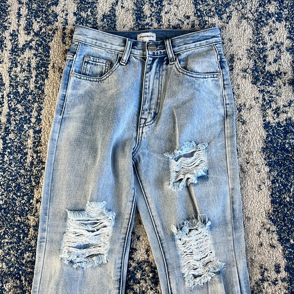 superdown Ramona High Waisted Jean in Light Blue Wash 24 - Picture 5 of 9